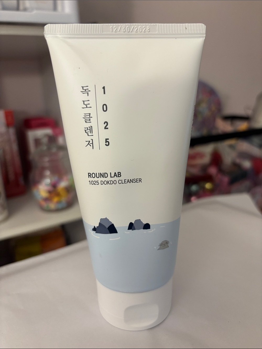1025 Dokdo Cleanser - White & Light Blue